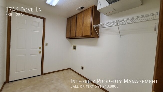 Building Photo - 1746 Dove Ln