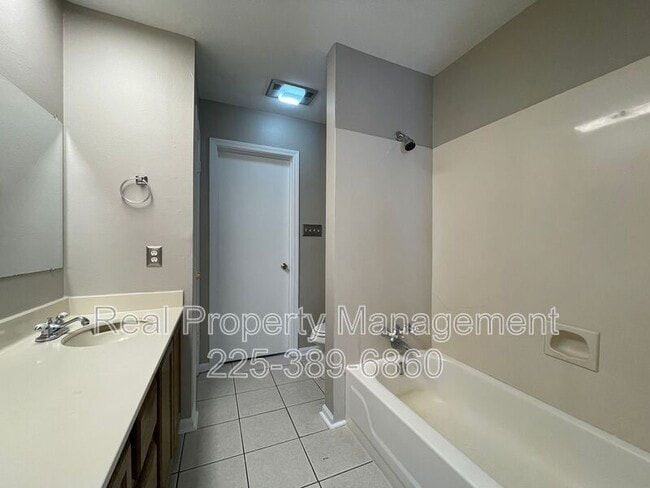 Building Photo - 910 W Macci St