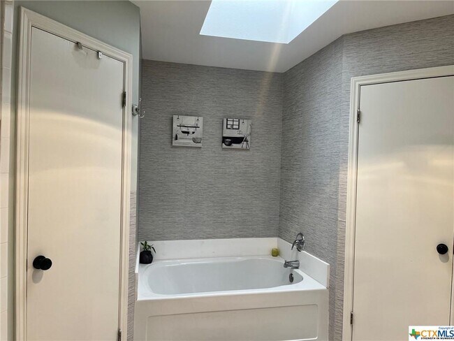 Building Photo - 103 Sunrise Ct