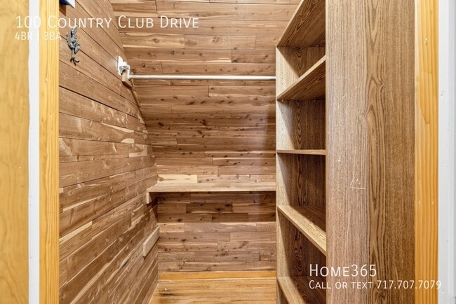 Building Photo - 100 Country Club Dr