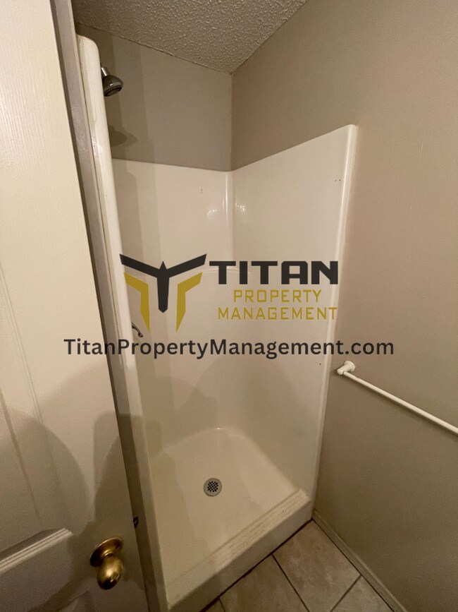 Building Photo - 2 Bed/2 Bath Apartment