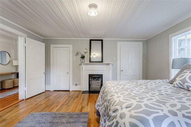 Building Photo - 1987 Knight Ct SE