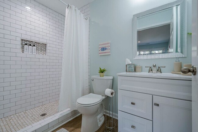 Building Photo - 117 Lakeview Cir