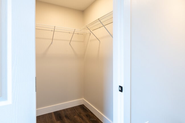 Building Photo - 1287 E Harper Ave