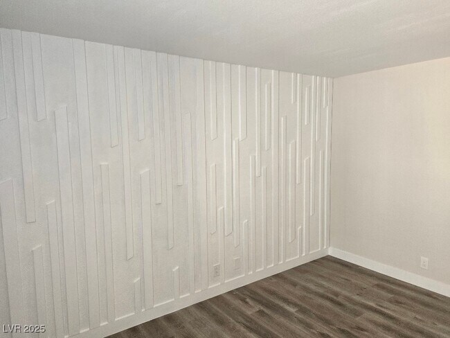 Building Photo - 5260 River Glen Dr