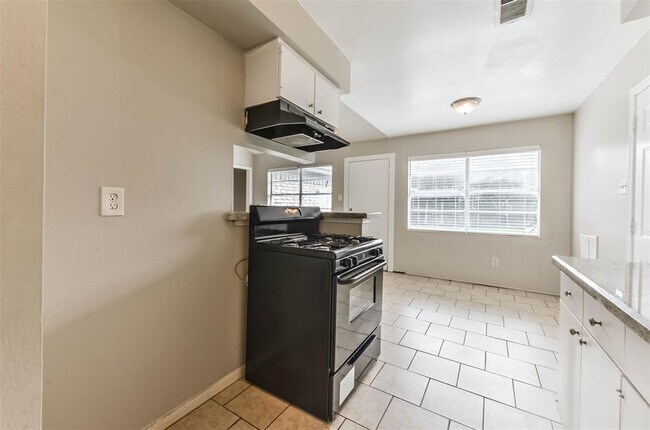 Building Photo - 5339 Castlecreek Ln
