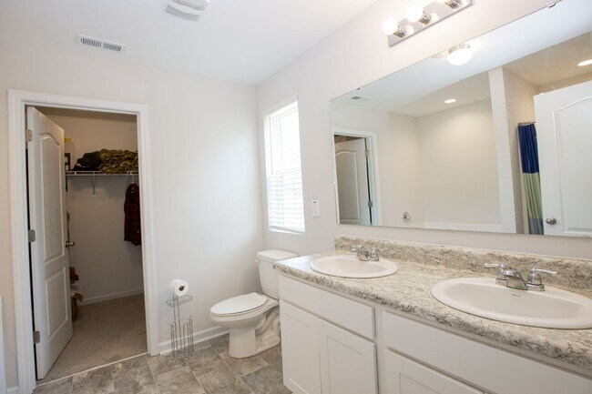 Building Photo - Coming up soon!!!!Centric beautiful proper...