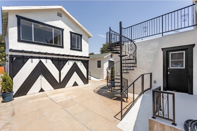 Detached top floor unit - 1005 Calzona St
