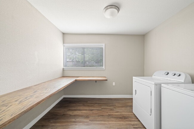 Building Photo - Two Bedroom Apartment in Tech Terrace