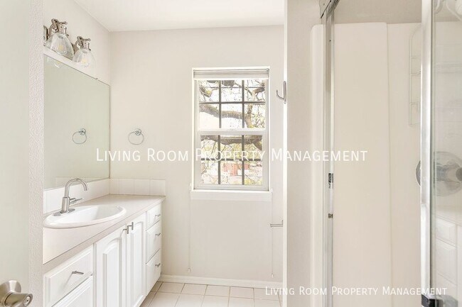 Building Photo - 1602 NE Glisan St