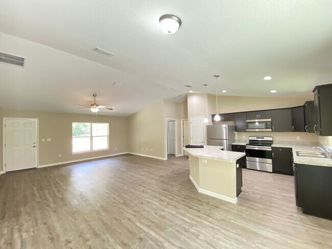 Building Photo - Custom Home - Desirable SE Ocala Neighborh...