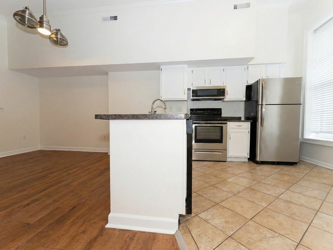 Building Photo - 235 King St