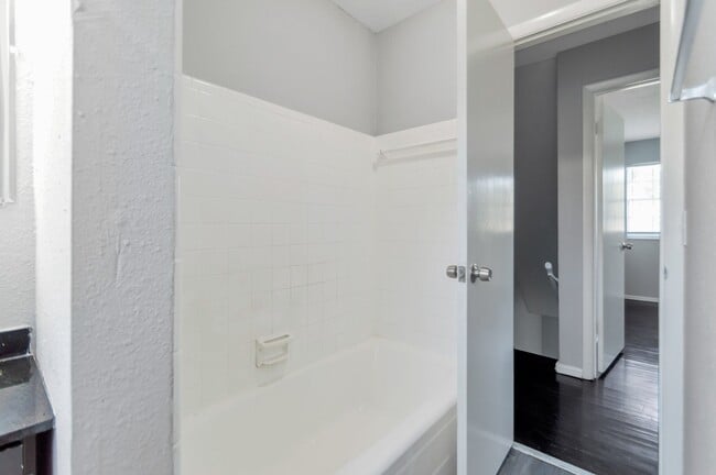 Building Photo - 4543 Moncrief Rd W