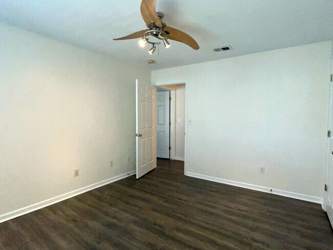 Building Photo - 2 Bed/2 Bath, Gated Community, Close to Sh...