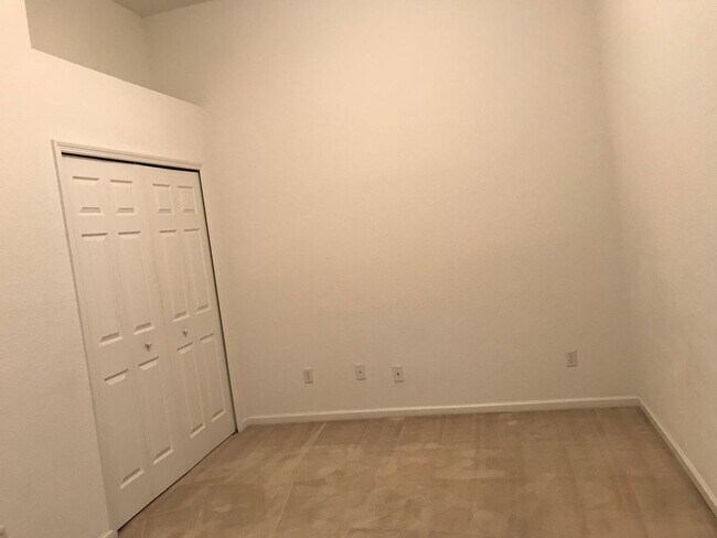 Building Photo - Beautiful 2 bed 2 bath Townhome in Gated Community