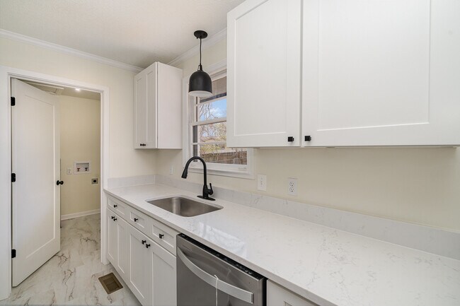 Building Photo - 122 Brookside Dr