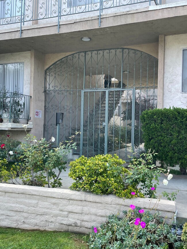 Building Photo - 10970 Palms Blvd