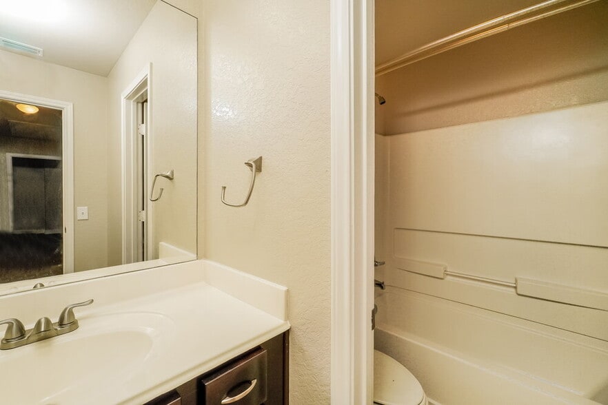 Building Photo - 640 Community Dr
