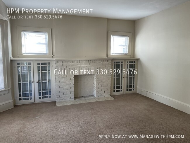 Building Photo - 2 Bedroom First Floor Duplex Available Now!