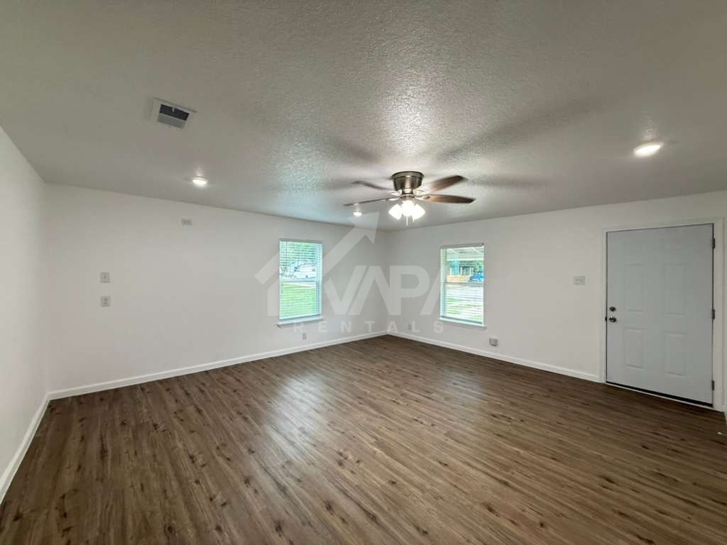 Building Photo - 242 Glamis Ave