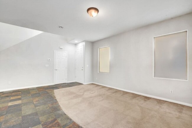 Building Photo - Awesome 3 Bedroom, 2 Story Home in North L...