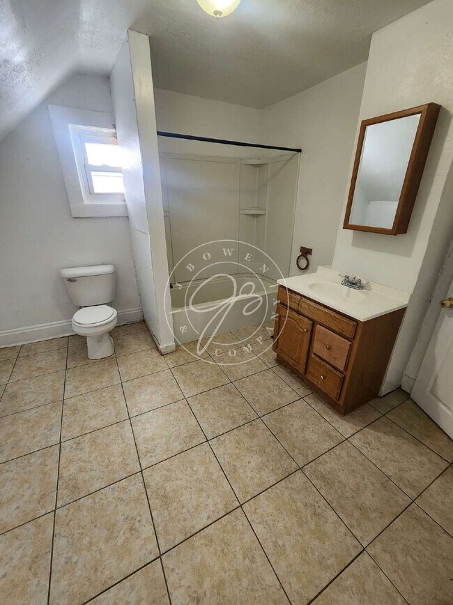 Building Photo - 4 bed 2 bath home with over 1600 Sq Feet!