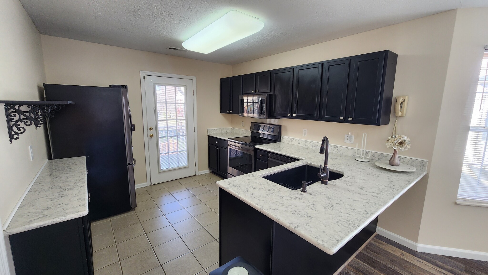 Kitchen - 833 Plantation Dr