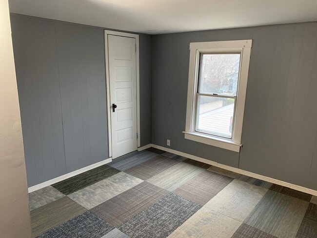 Building Photo - 745 E Benton St