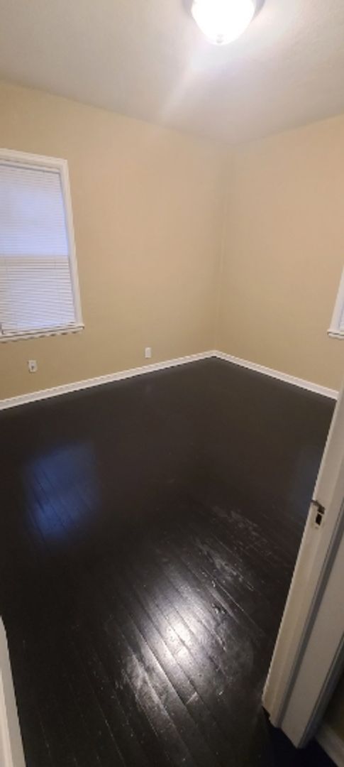 Building Photo - Charming 2 bedroom single family home near Lincoln Park