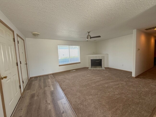Building Photo - 3 Bed, 2 Bath with Garage, W/D, and Fenced...