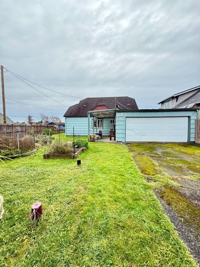 Building Photo - 3bd & 1 1/2ba with 2 Car Garage