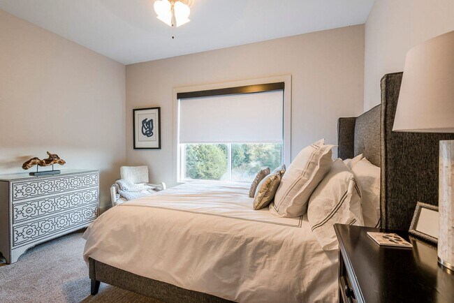 Building Photo - Luxury Townhome on West Side!