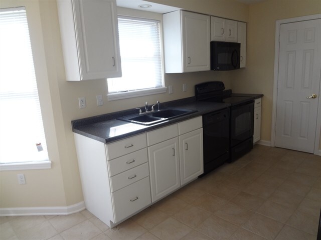 Building Photo - 17879 Grassy Knoll Dr