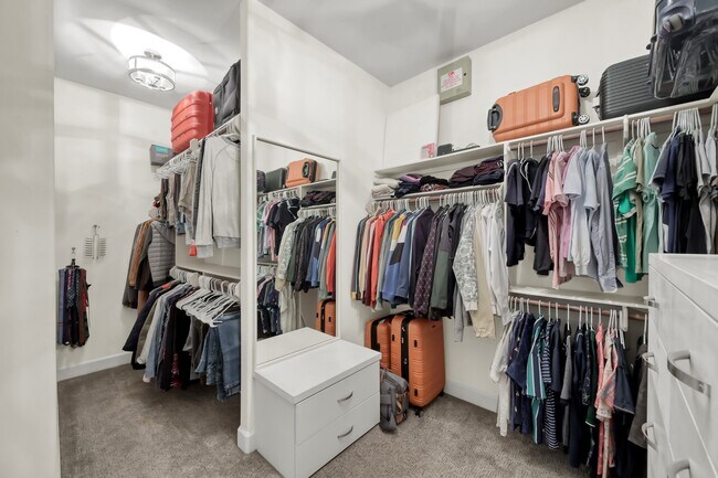 Building Photo - 204 W Pines Dr