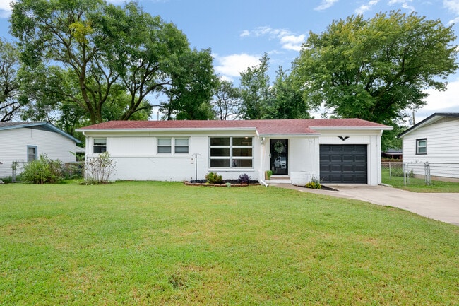 Building Photo - 211 E Meadowlark Rd