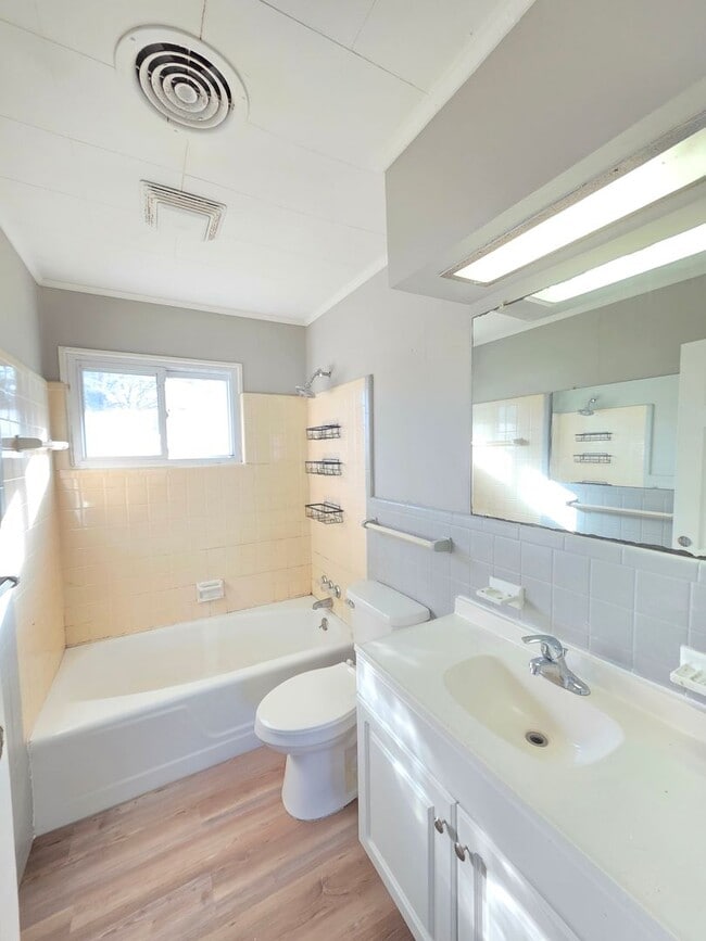 Building Photo - Charming 3-Bedroom Home – Modern, Clean & Carpet-Free!