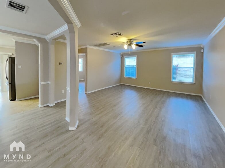 Building Photo - 5644 Brougham Way