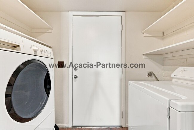 Building Photo - Spacious Three Bedroom/Three Bath Townhome