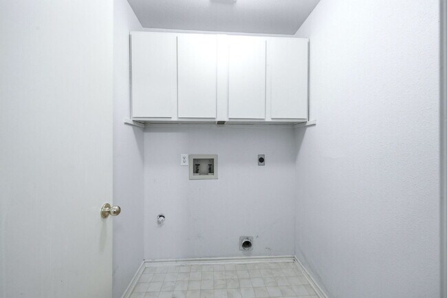 Building Photo - 4 Bedroom home with ZERO carpet close to RAFB