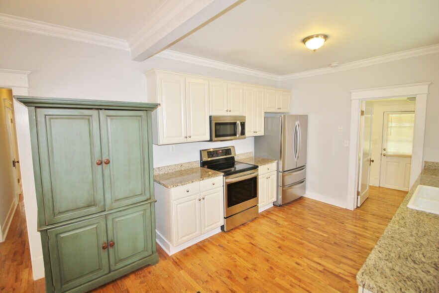 Building Photo - 1711 Villa Pl