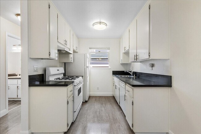 Building Photo - 1590 Buena Vista Ave