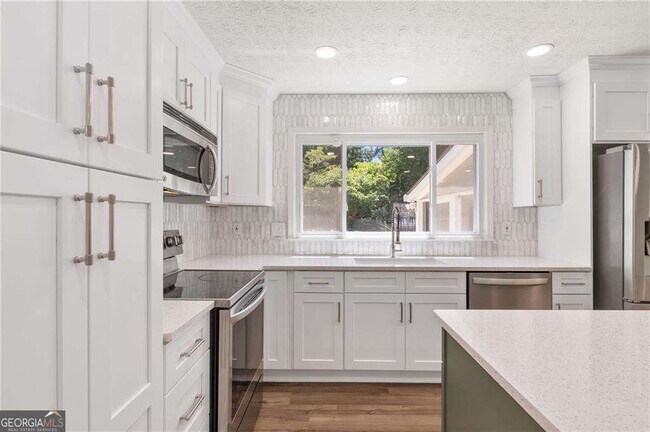 Building Photo - 472 Barnsdale Dr