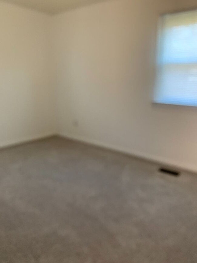 Building Photo - Updated Rental