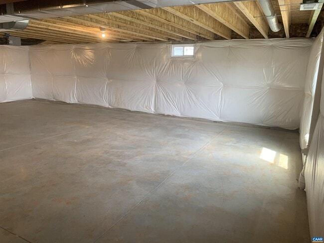 Building Photo - 758 Round Hill Rd