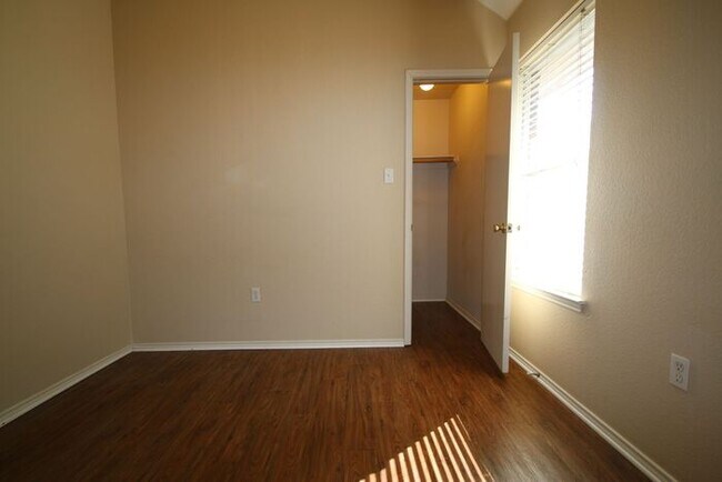 Building Photo - Enchanting 3/2 Duplex Home Located in WONDERFUL Weatherford! ~ ((AMAZING LOCATION!!)) Tile & Wood...