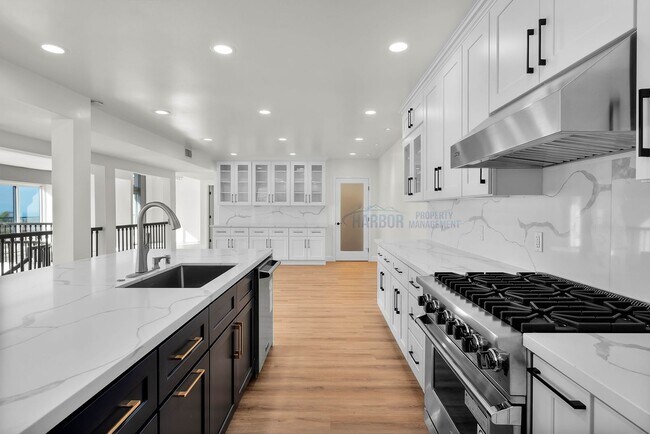 Building Photo - Palos Verdes Estates luxury home is now av...