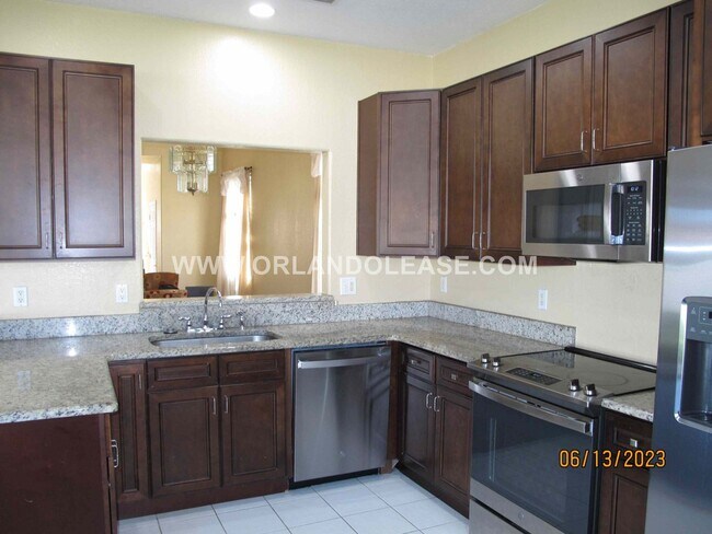 Building Photo - 4 bed 2.5 bath home located in Greenbriar at Tuscawilla Community !