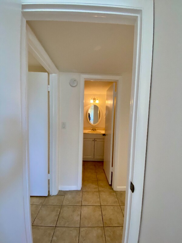 Building Photo - 710 N Village Dr