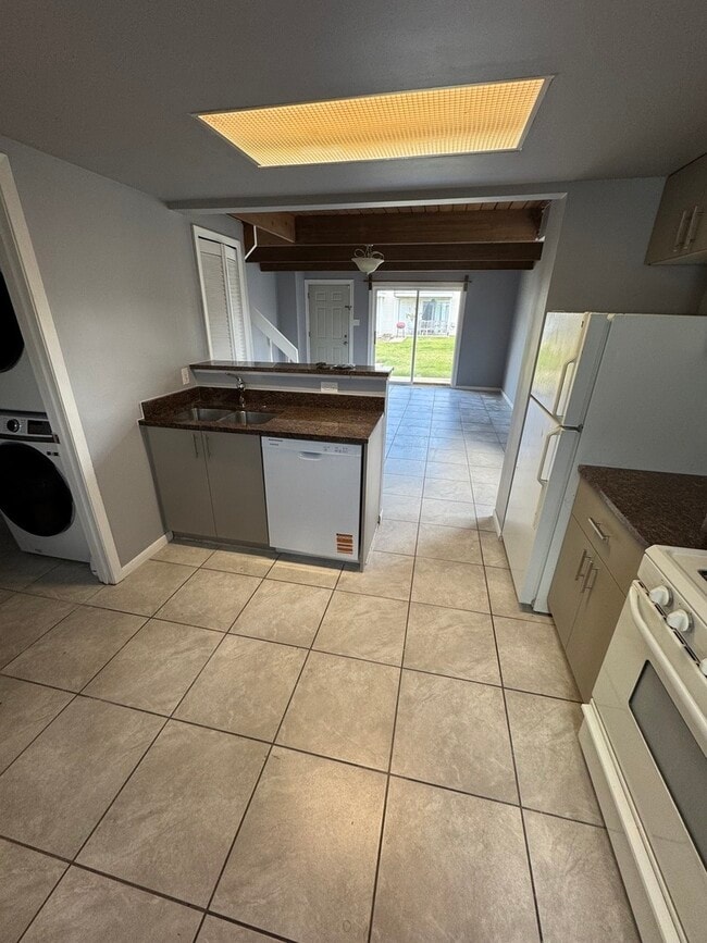 Building Photo - 420 Meadow Green Ln