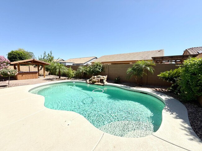 Building Photo - 17455 W Meadow Ln